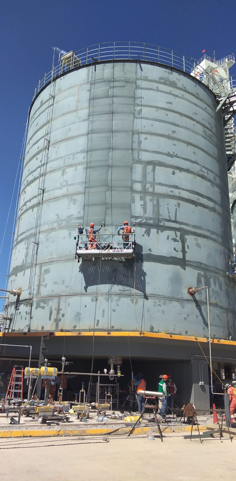 Hamaca eléctrica en tanque industrial