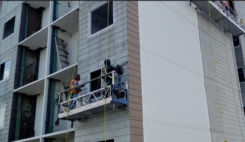 Hamaca manual en fachada de edificio