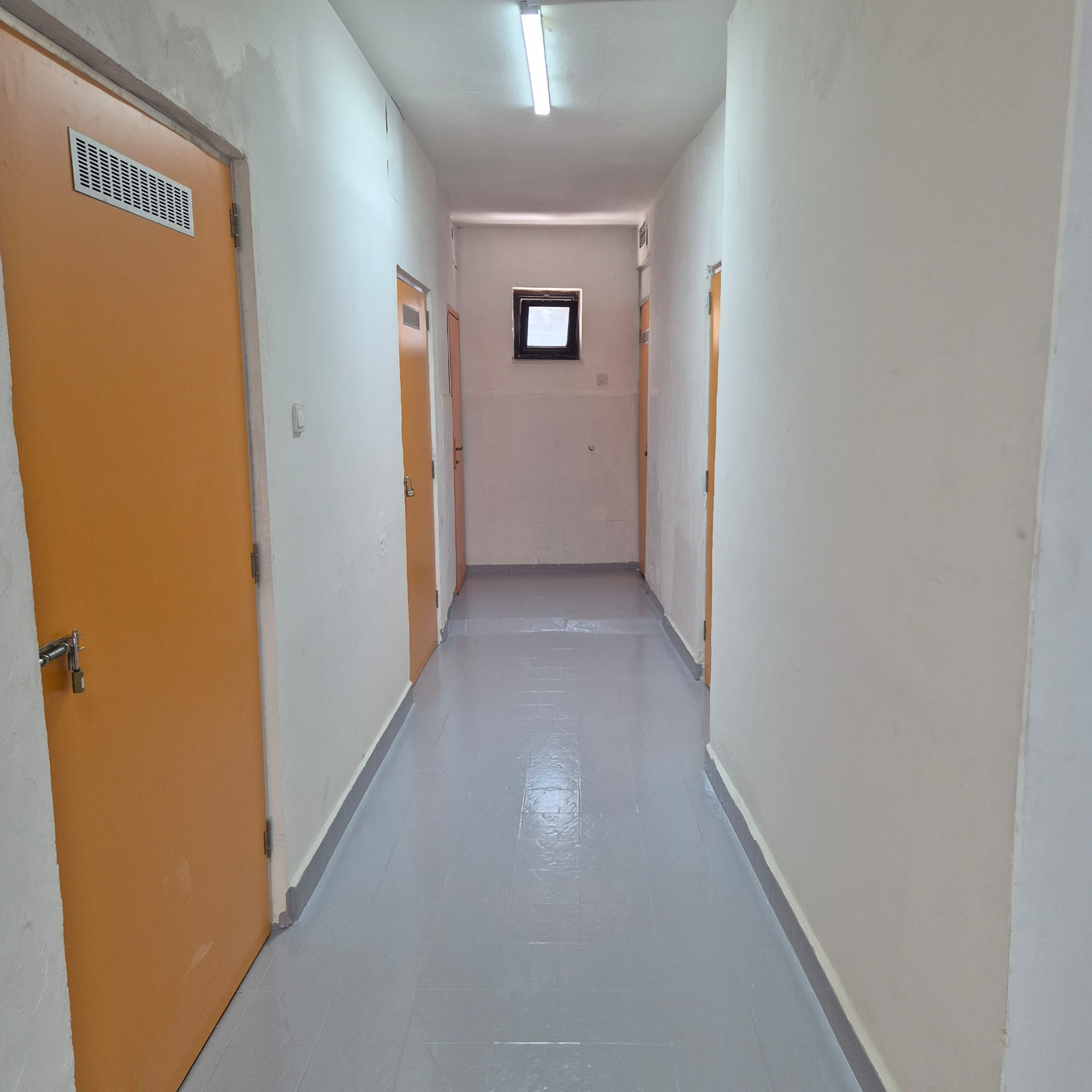 Havalandırmalı turuncu kapılı hijyenik depo koridoru
