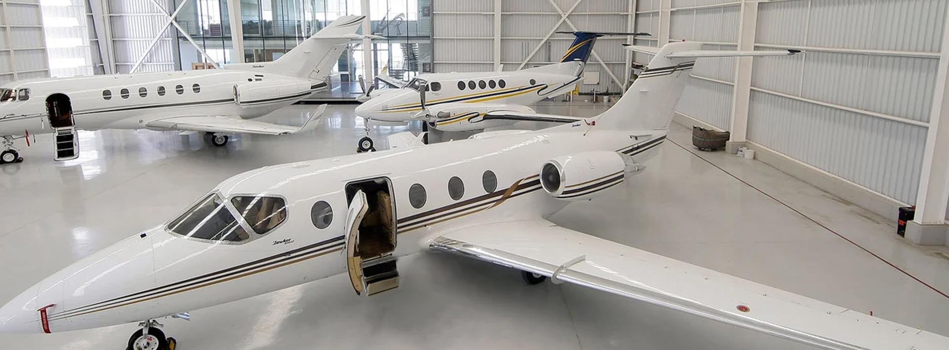Jet ejecutivo privado sobrevolando nubes al amanecer — Himmel Servicios Aéreos