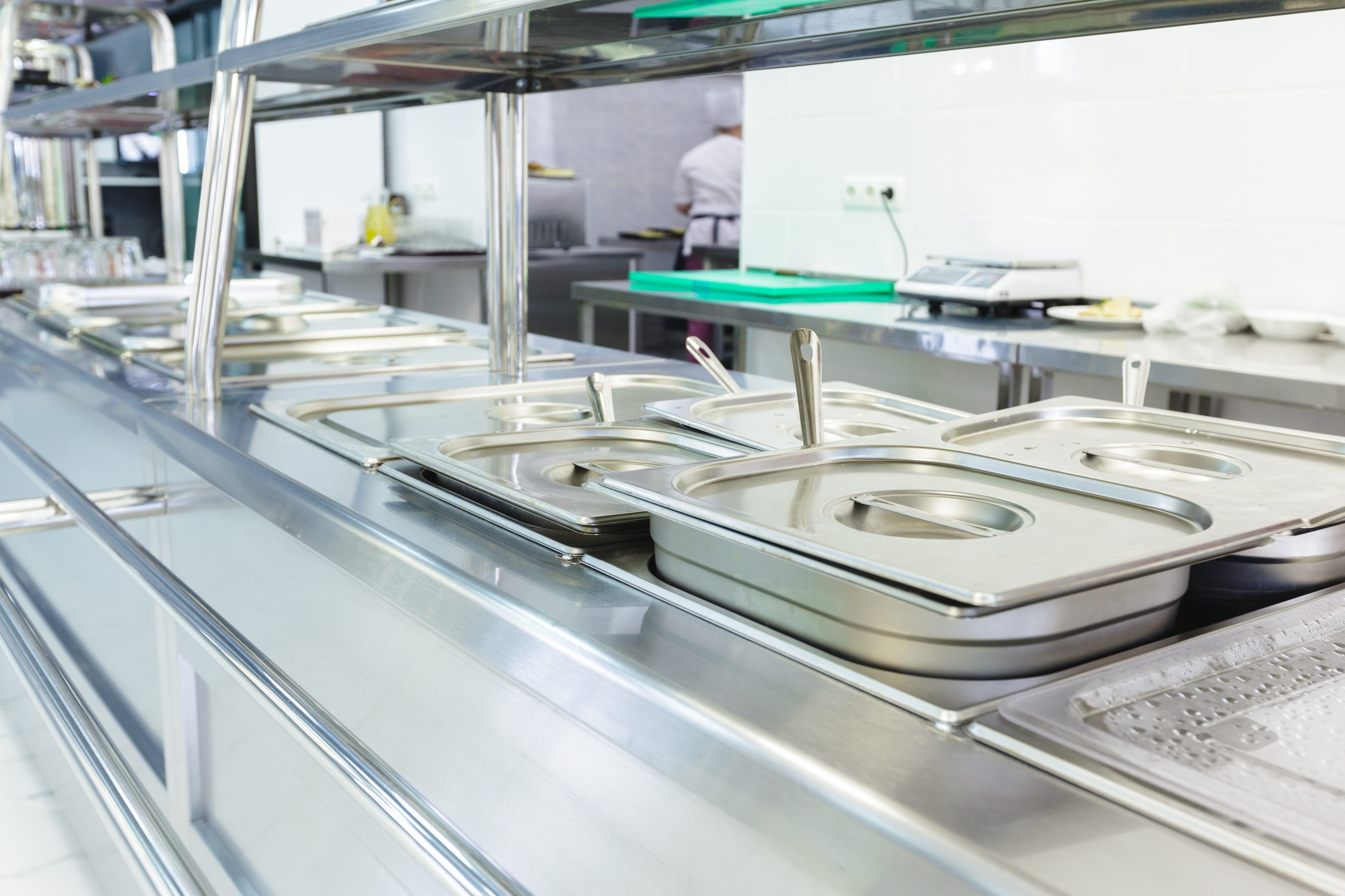 Cocina profesional con equipos de acero inoxidable