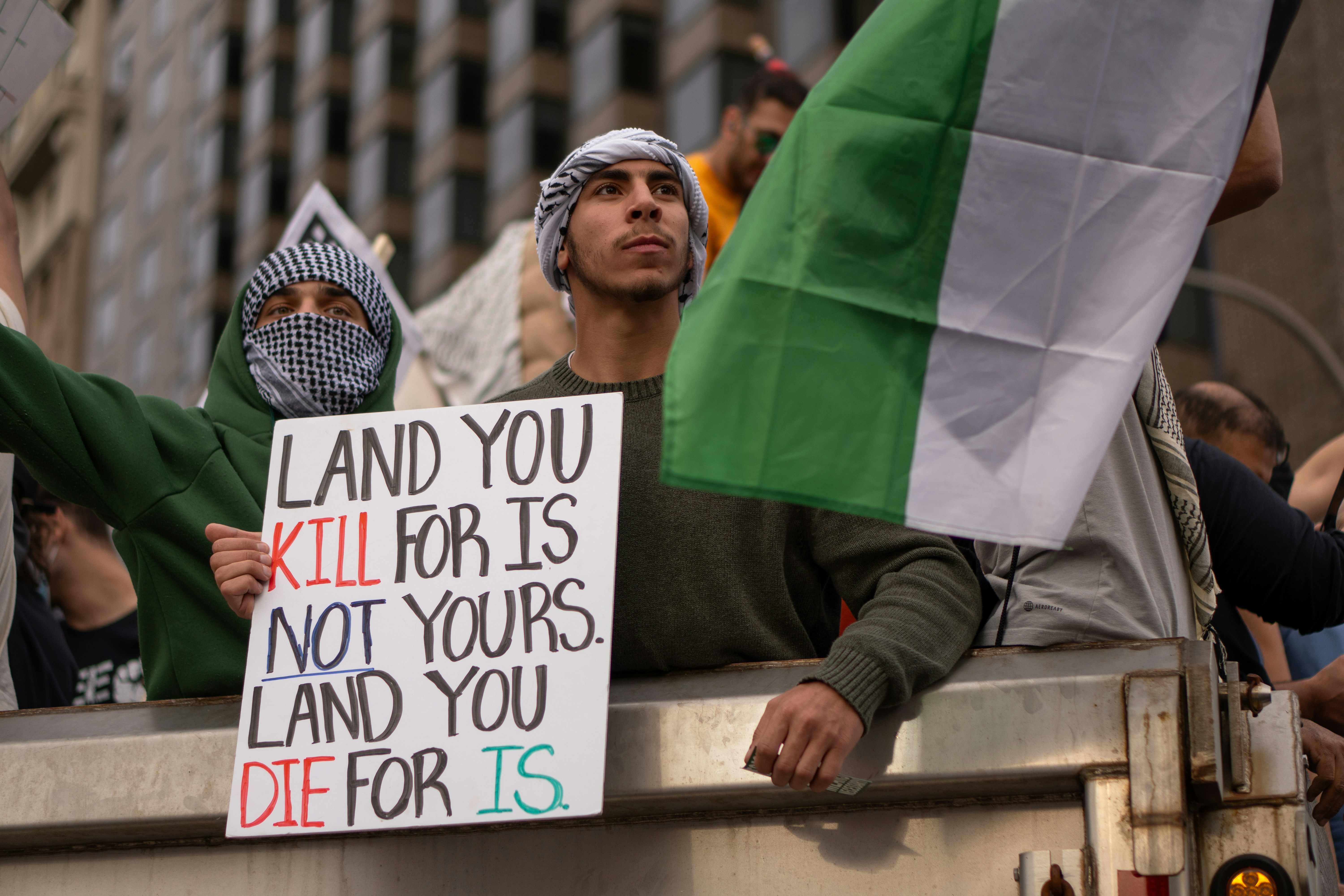 Demonstranter med skilt: Land you kill for is not yours. Land you die for is.