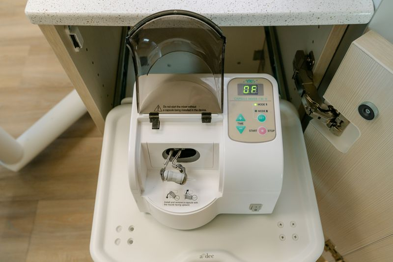 Amalgam capsule mixer/amalgamator device