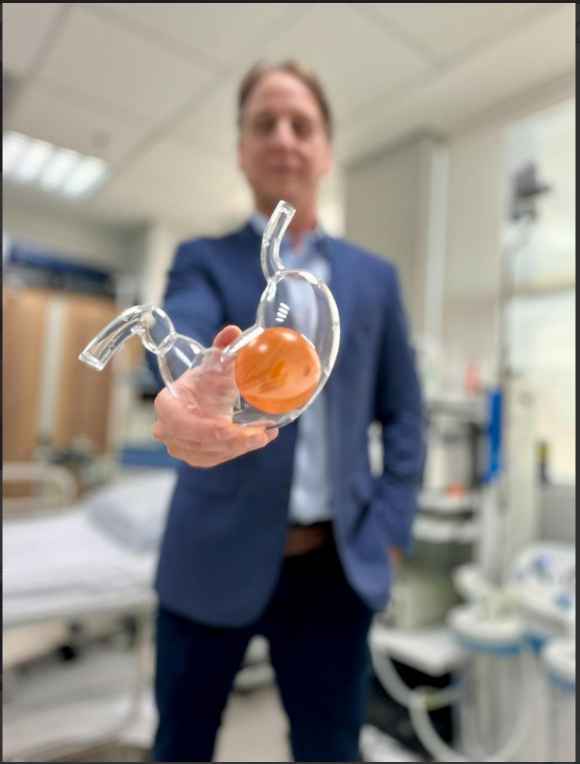 Dr. Dionatha demonstrando modelo de balão intragástrico