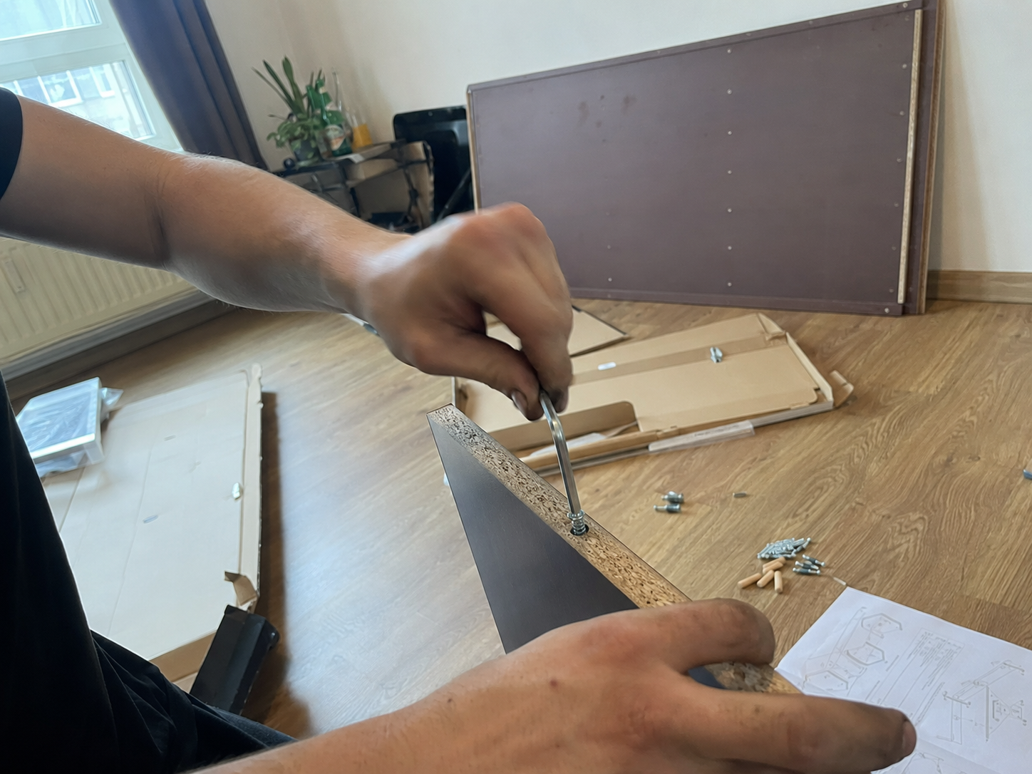 Möbelmontage mit Inbusschlüssel