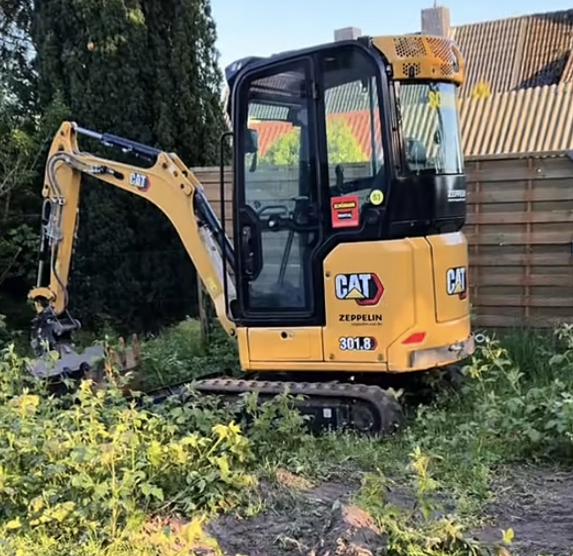 Minibagger CAT bei Gartenarbeiten