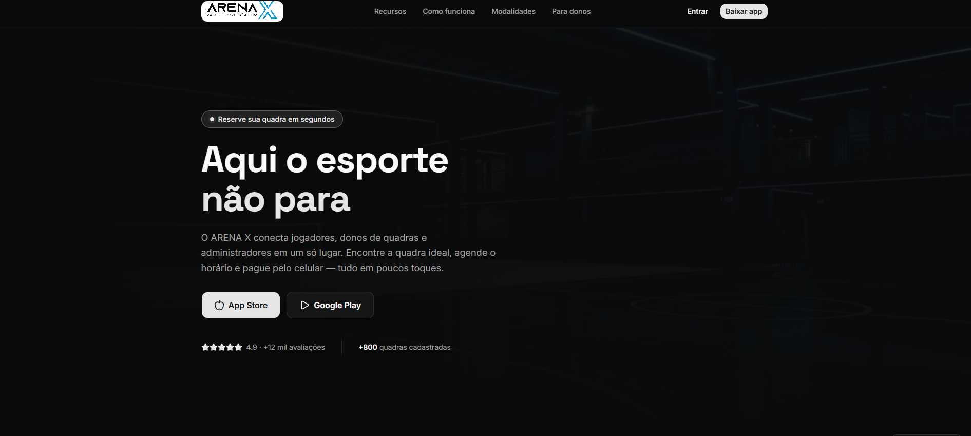 Quadra esportiva iluminada à noite