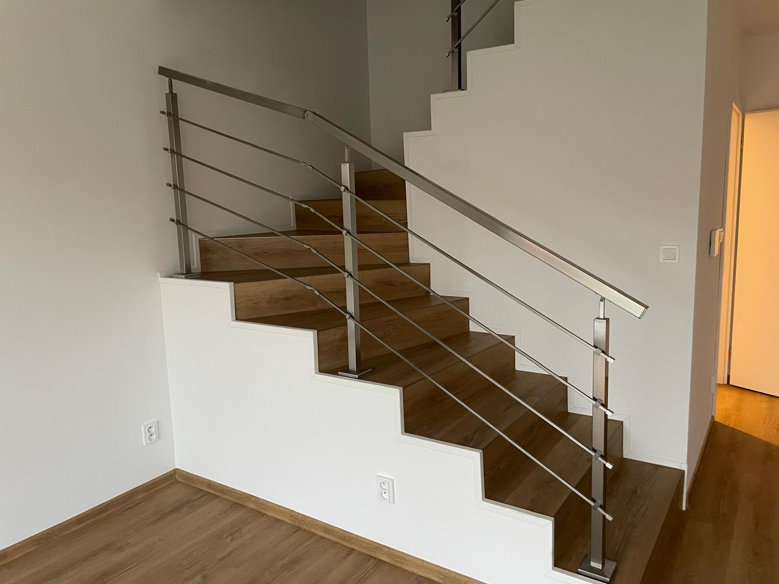 Realizace podlahy — schody s vinylem a nerezovým zábradlím