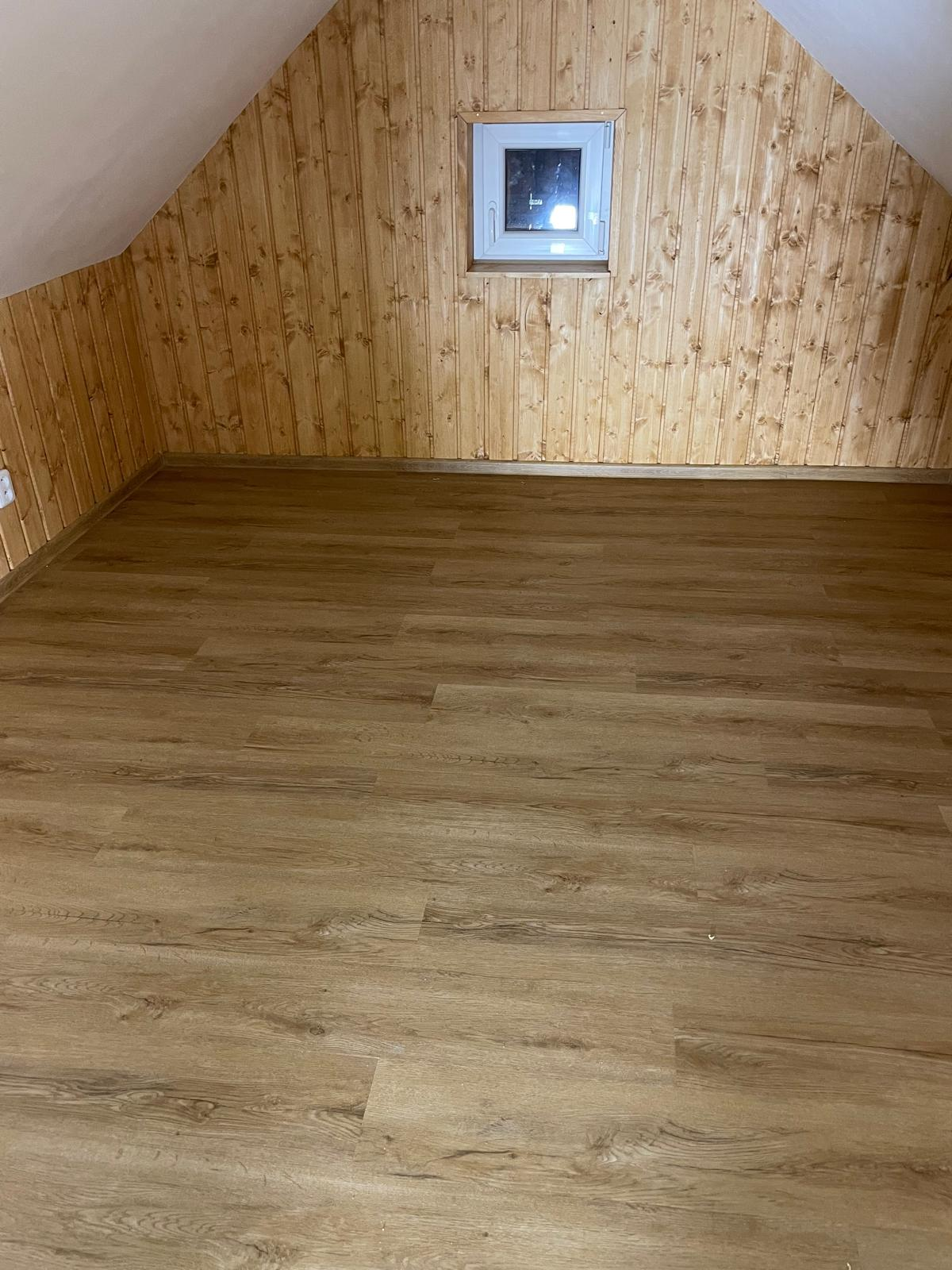 Realizace podlahy — podkroví s tmavší dubovou vinylou