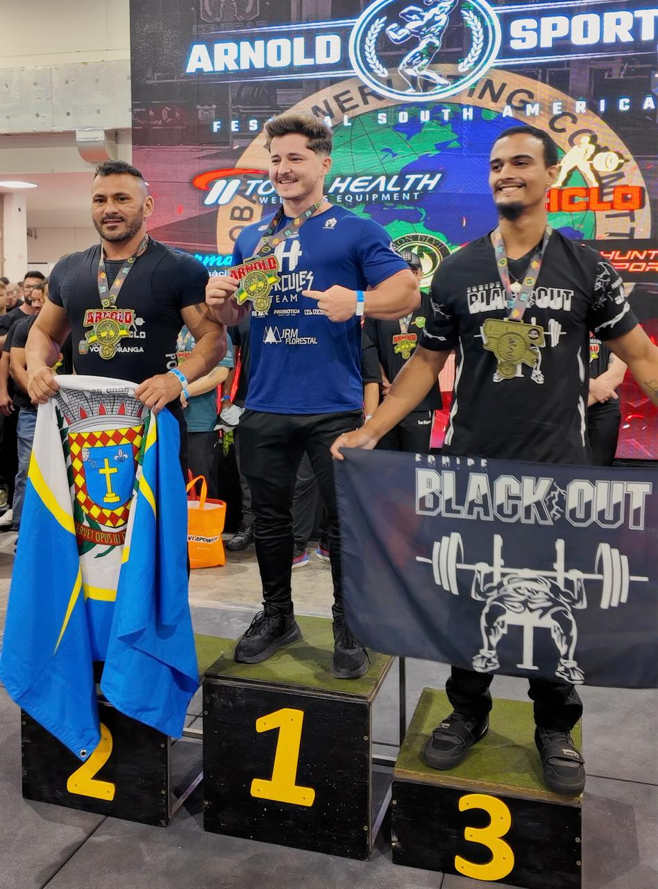 Ponin no podio 1o lugar Arnold Sports