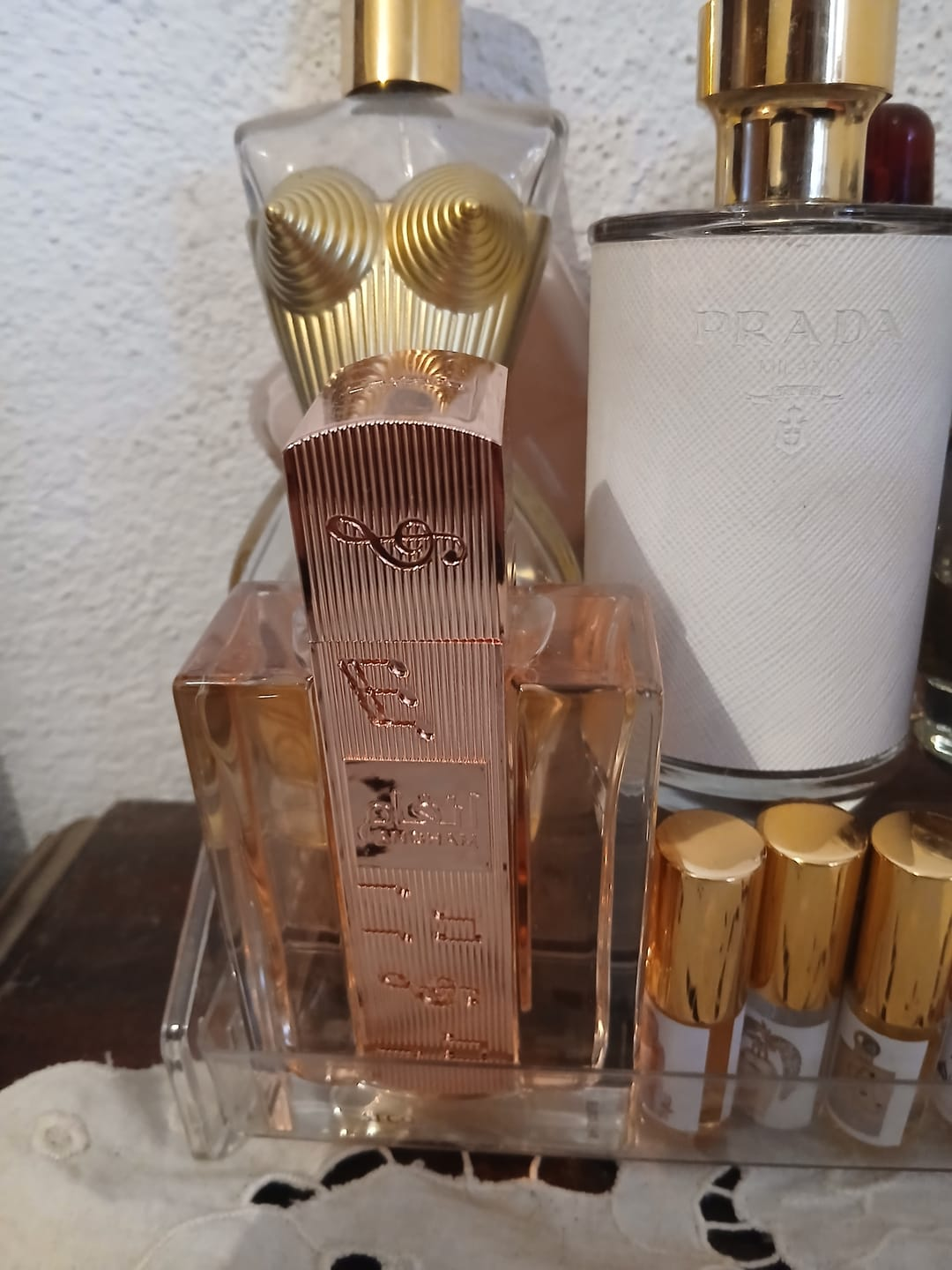 Frasco Mishaal Lattafa entre outros perfumes na prateleira