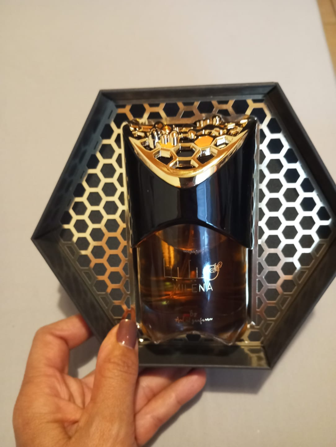 Frasco Milena na caixa hexagonal preta com detalhes dourados