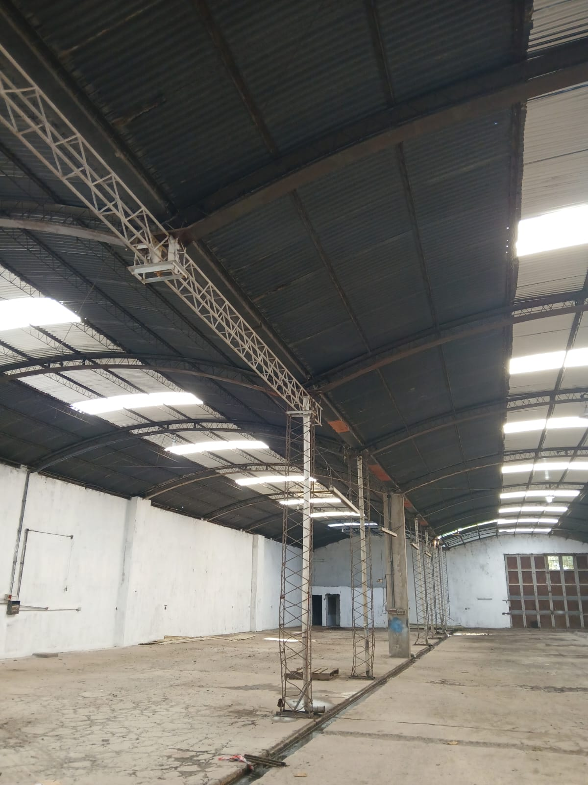 Interior de galpón con estructura metálica