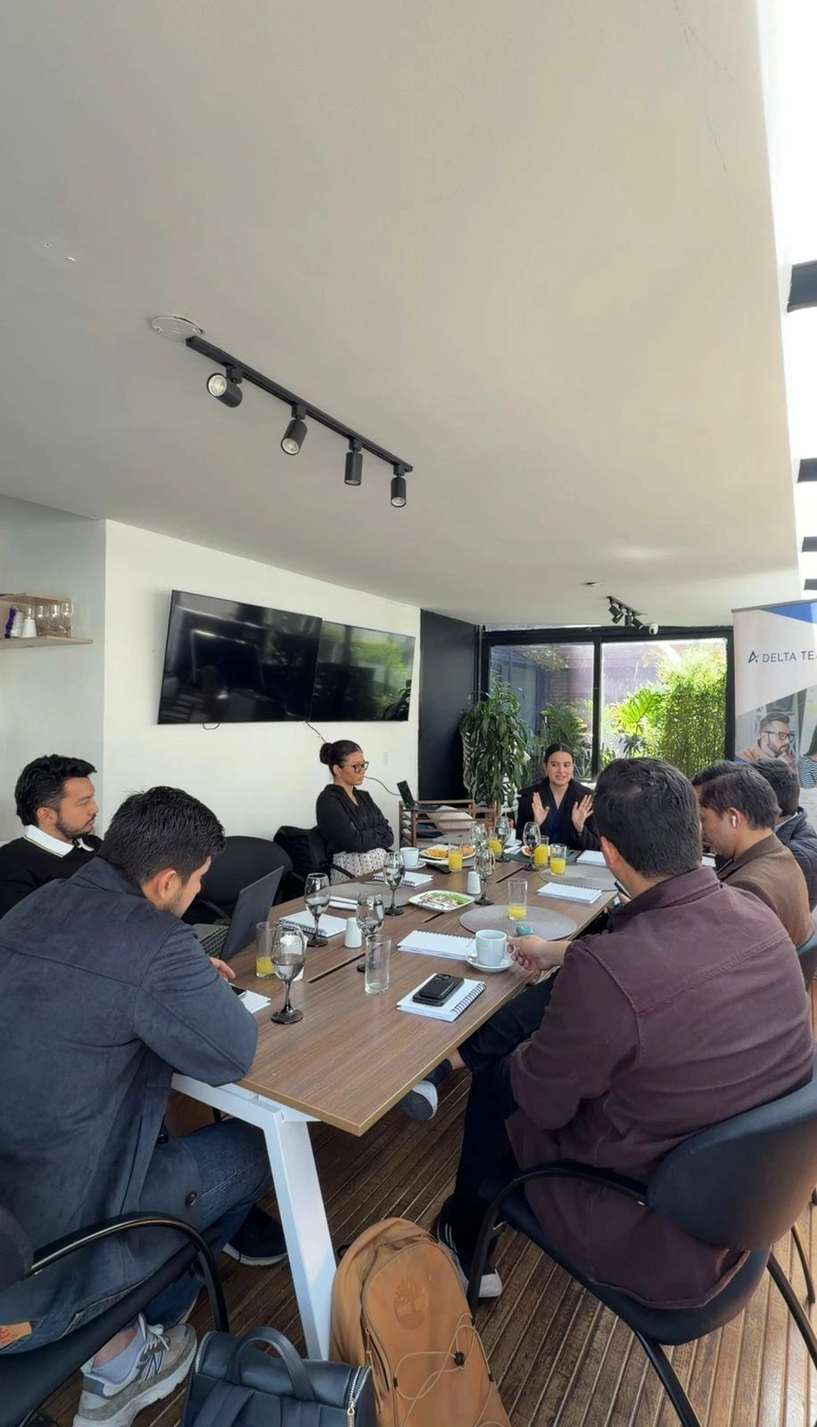 Equipo en reunión de trabajo