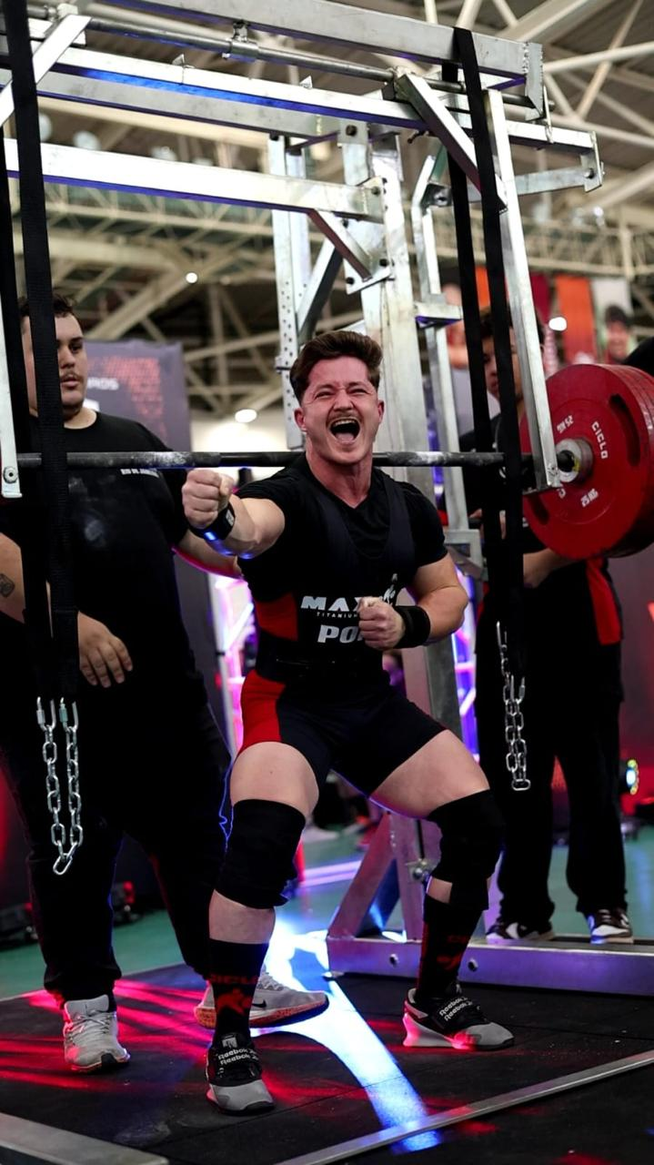 Ponin celebrando squat com correntes