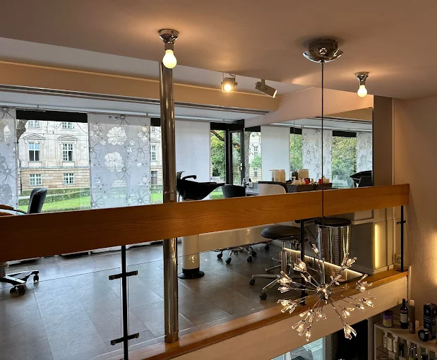 Salon E — Blick von der Galerie auf den lichtdurchfluteten Untergeschoss-Bereich