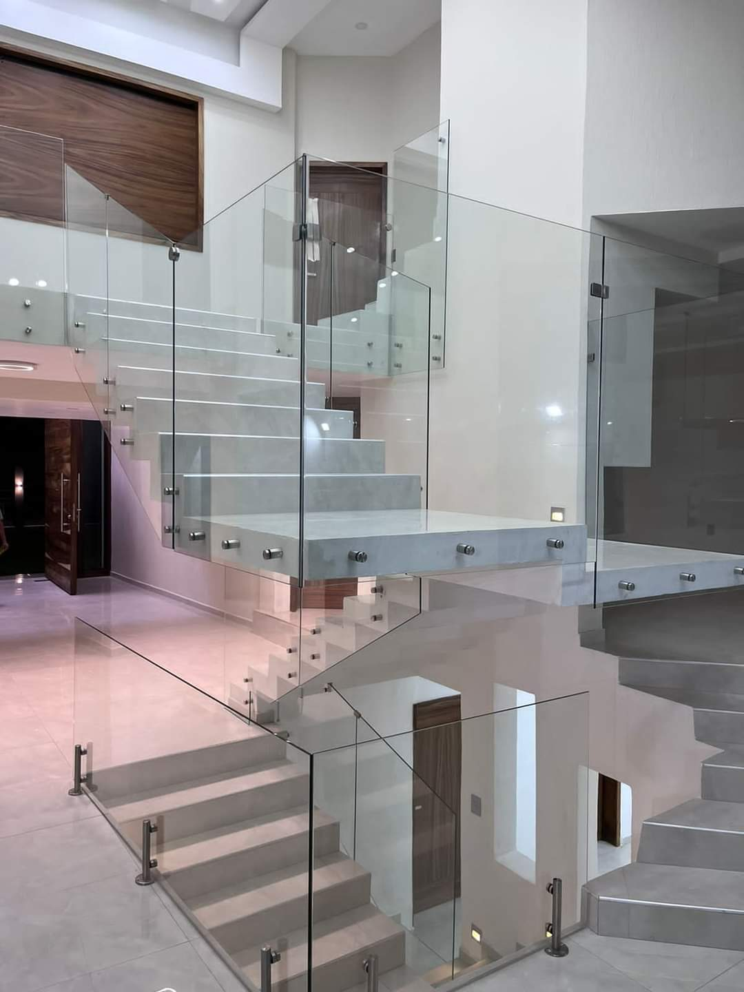 Escalera con Barandal de Cristal