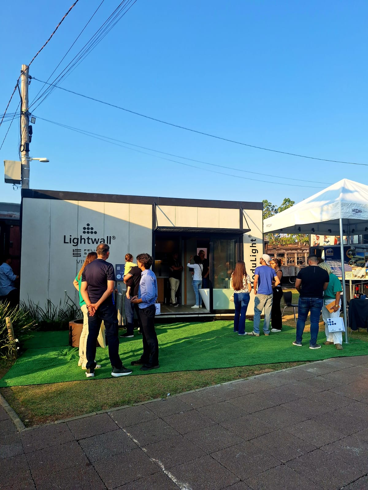 Estande Lightwall com visitantes na ConstruExpo