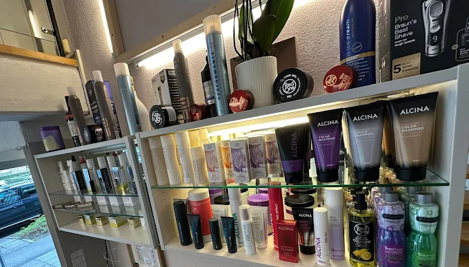 Salon E — Professionelle Haarpflege-Produkte im beleuchteten Regal