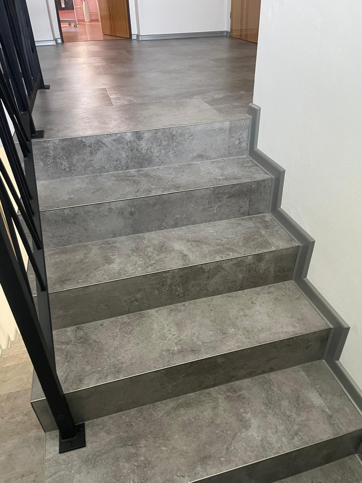 Realizace podlahy — šedé kamenné schodiště