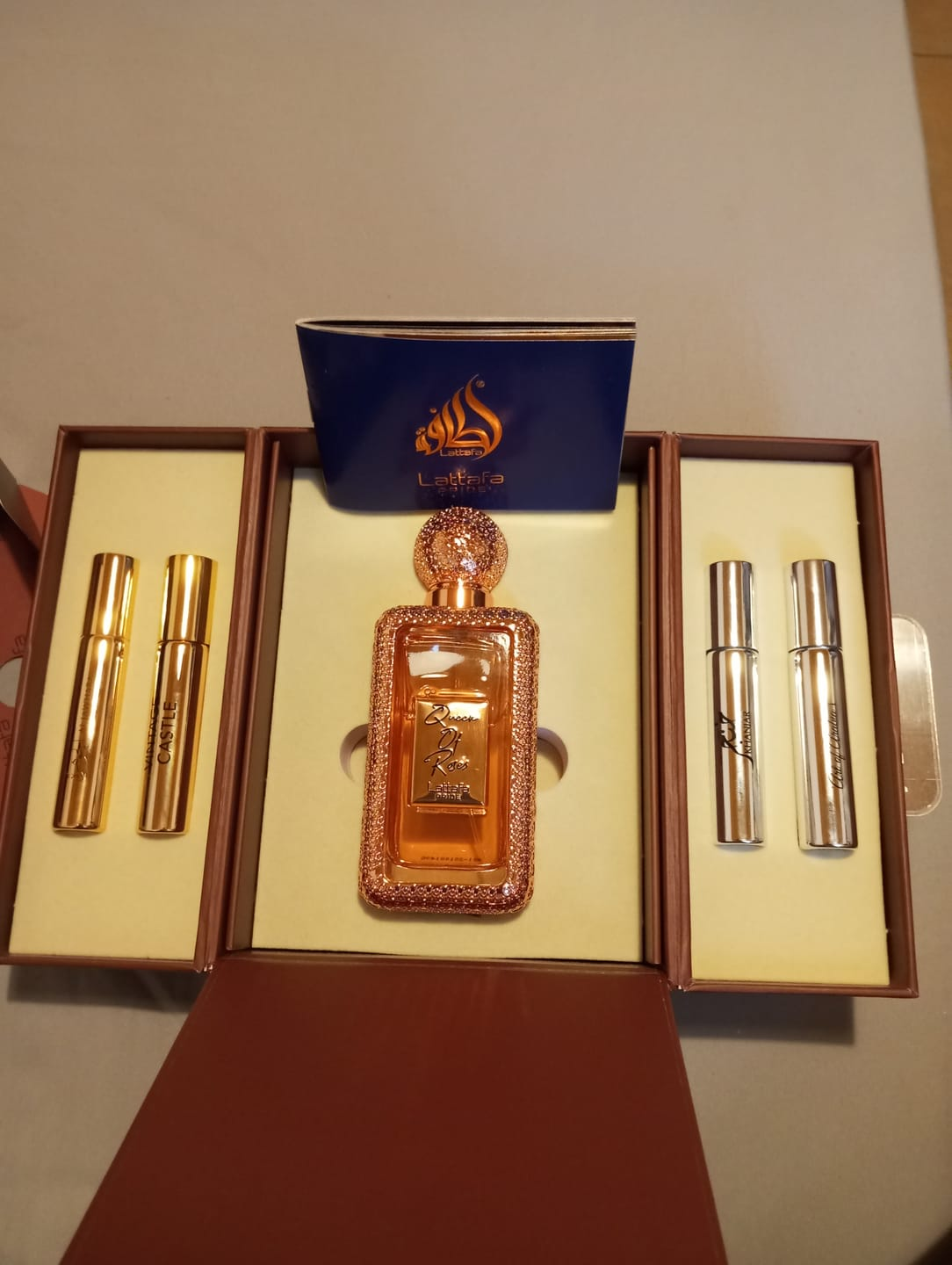 Conjunto Lattafa Queen of Roses com quatro travel sprays