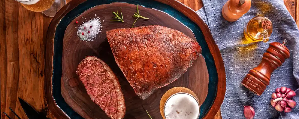 Corte premium de carne com temperos e especiarias