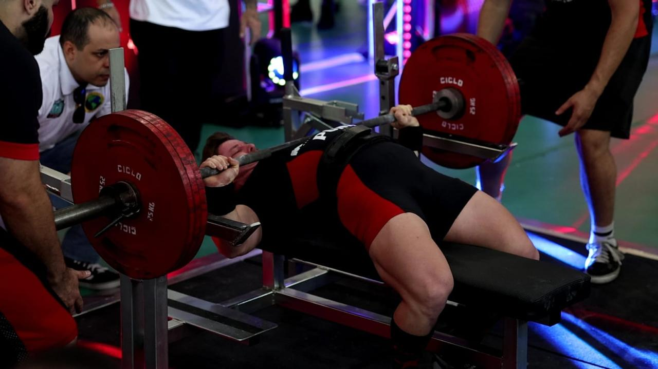 Ponin executando supino em competicao