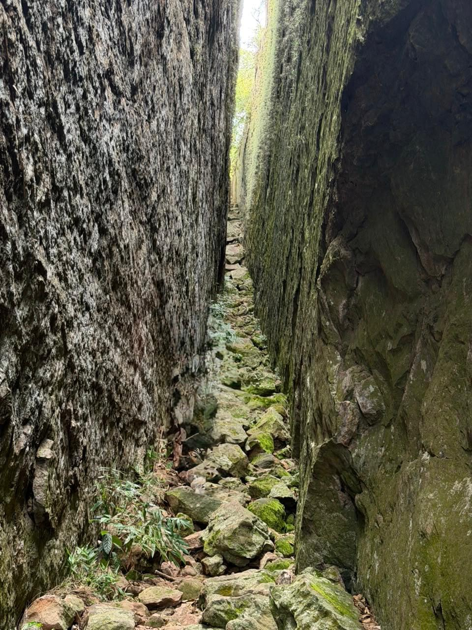 Grieta entre paredes de roca cubiertas de musgo en el Cerro Paú, Ybycuí