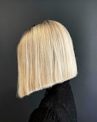 Eleganter Platinblond-Bob — Haarschnitt bei Valessa Munich
