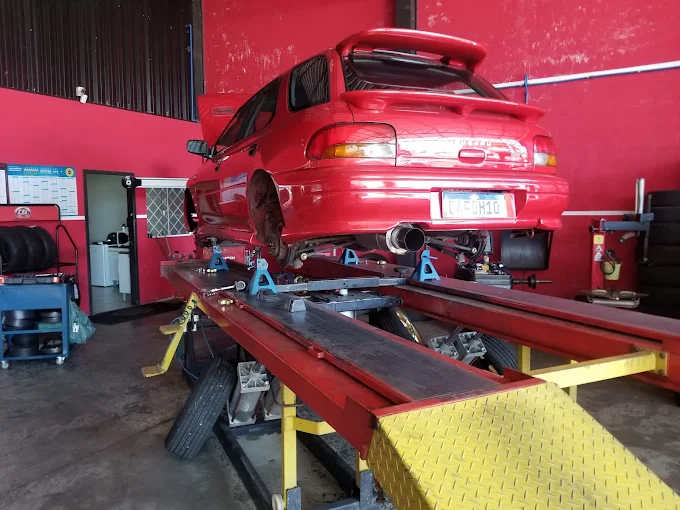 Subaru no elevador de alinhamento