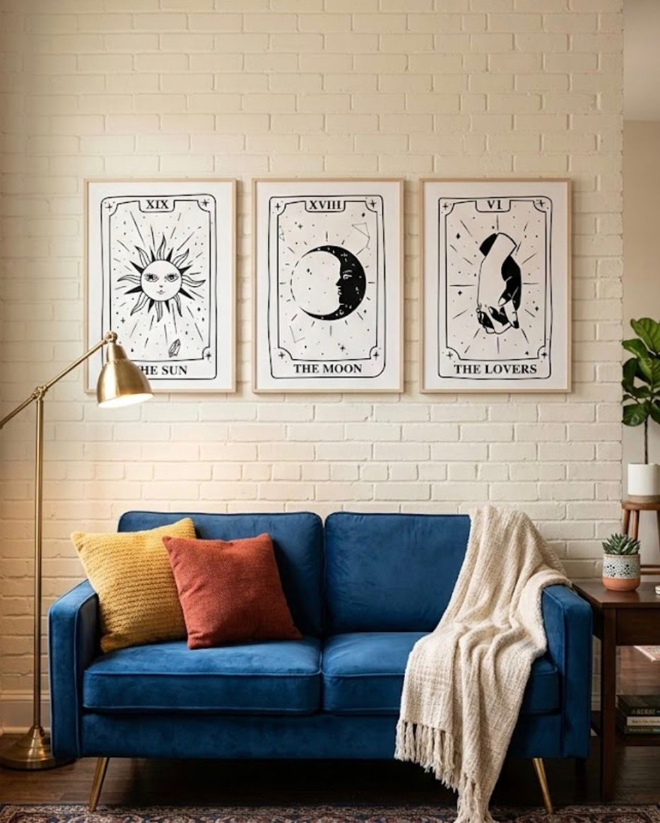 Set de cartas de tarot sobre pared de ladrillos