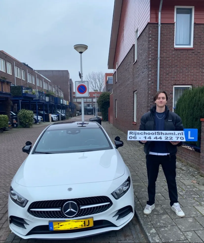 Leerling geslaagd voor het praktijkexamen na rijlessen in Zaandam