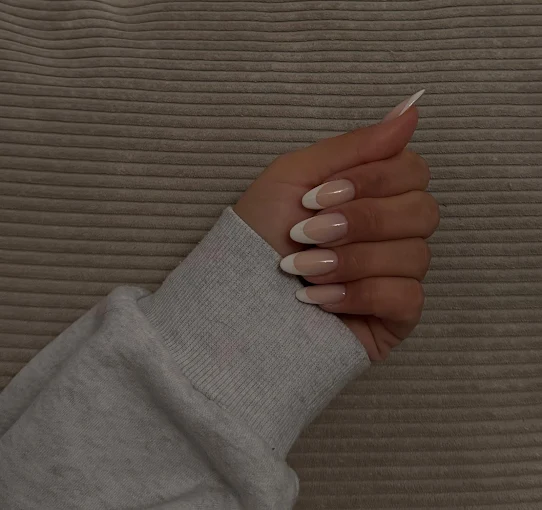 French Manicure mit Mandelform — Nails bei Valessa Munich