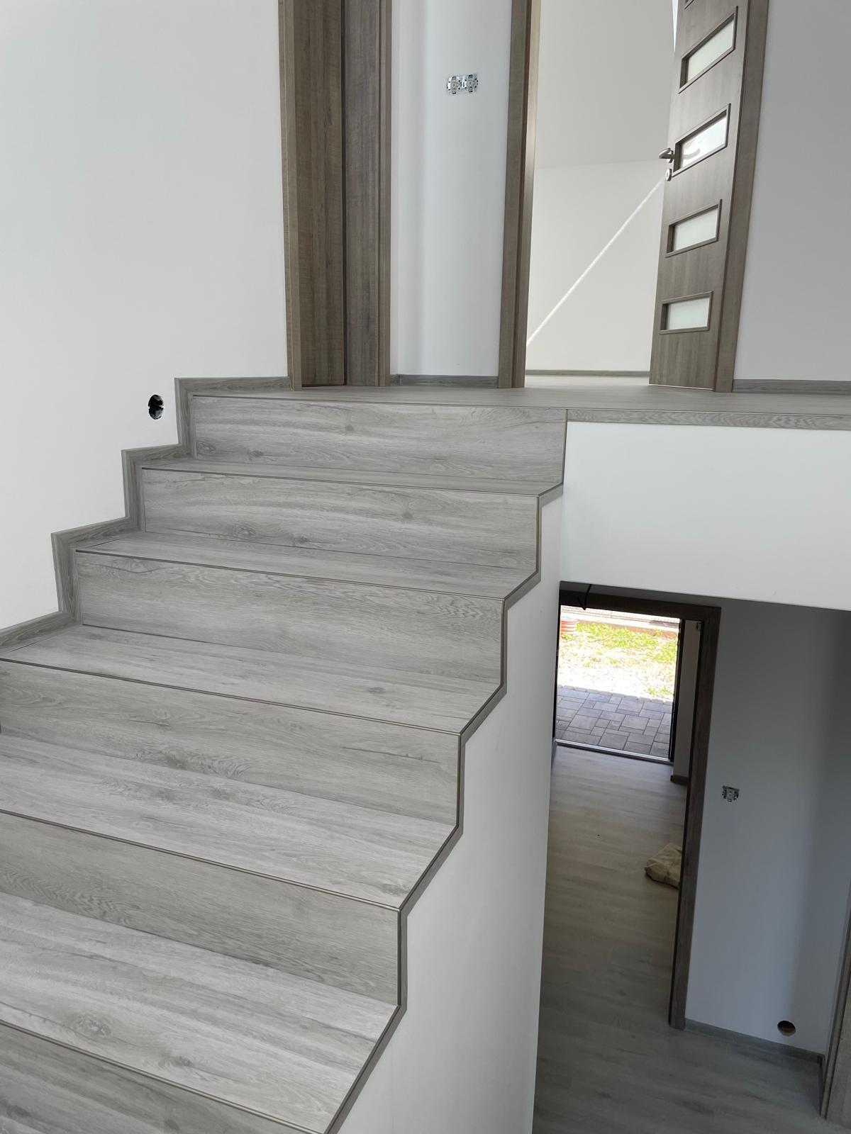 Realizace podlahy — schody s dřevěnou vinylou