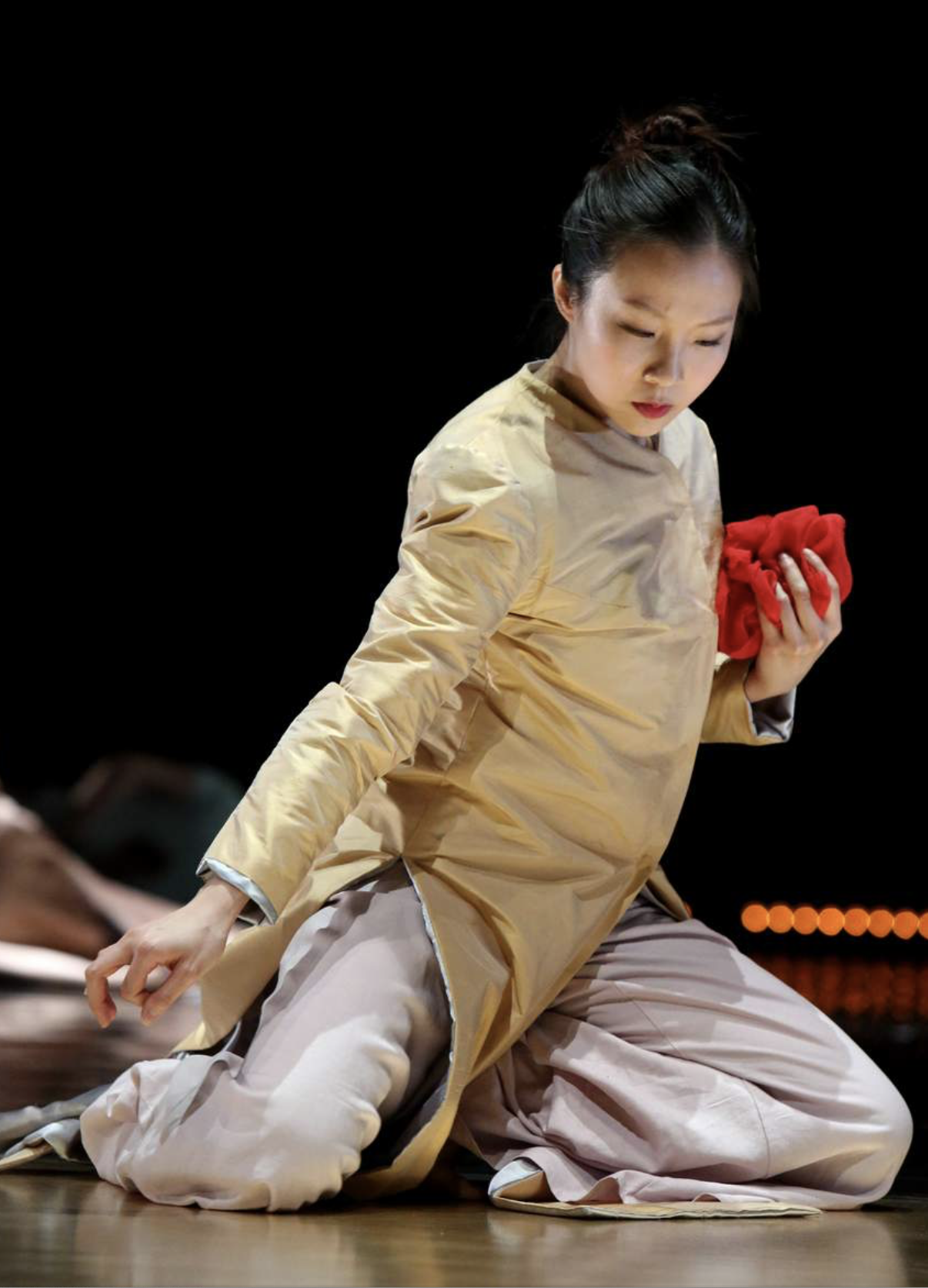 ROTKAMMERTRAUM - Fang-Yu Shen kneeling with red cloth