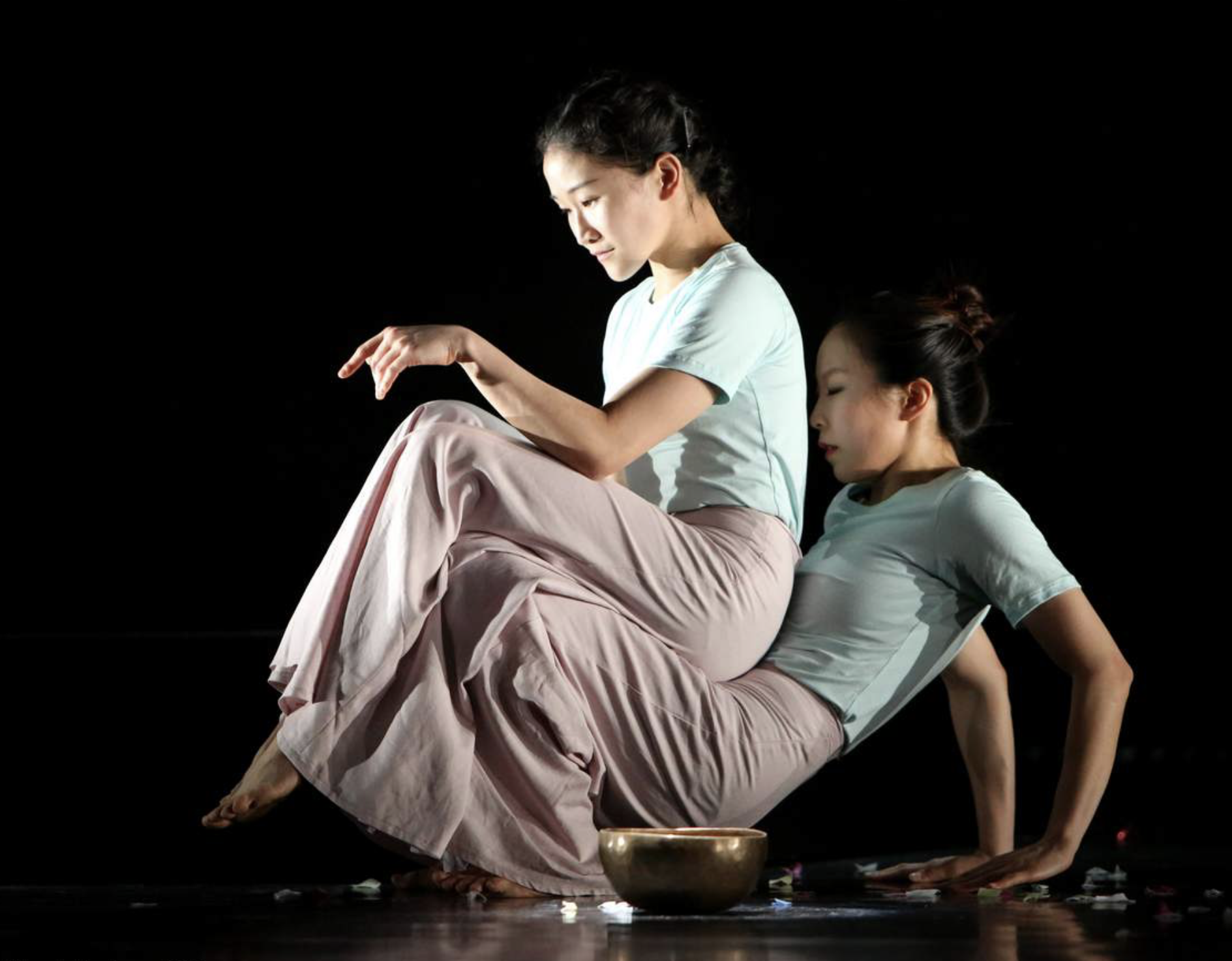 ROTKAMMERTRAUM - Two dancers back to back with singing bowl