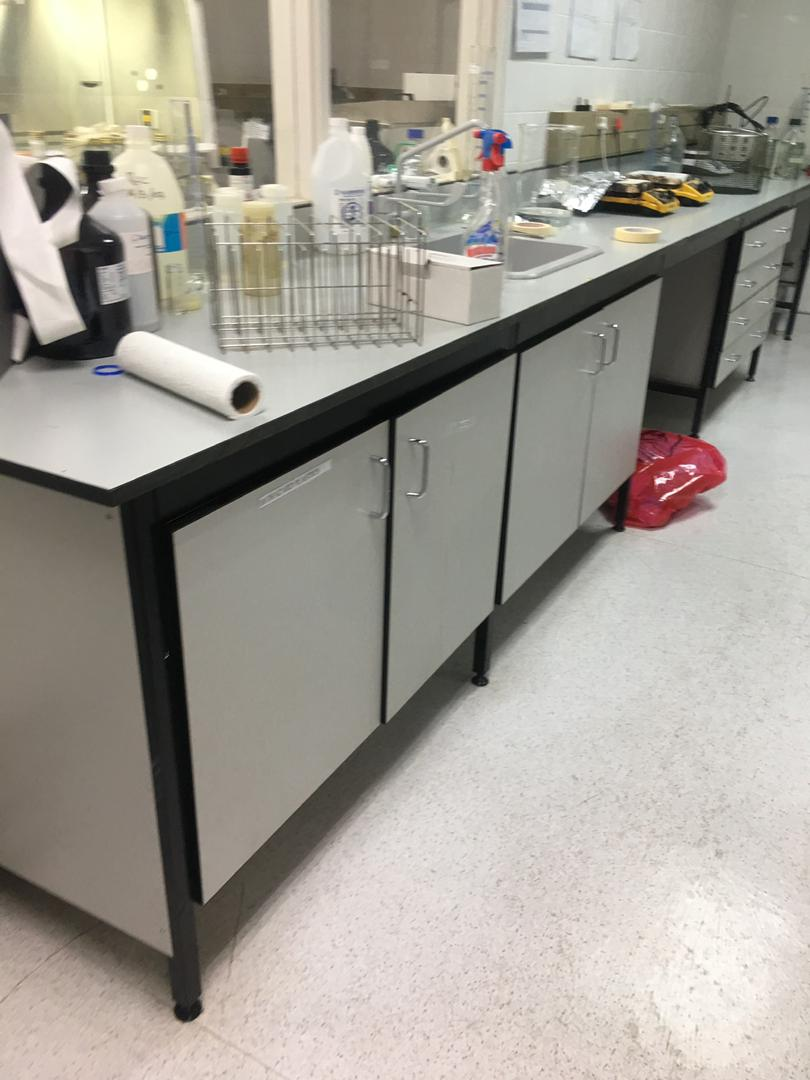 Laboratory workbench installation