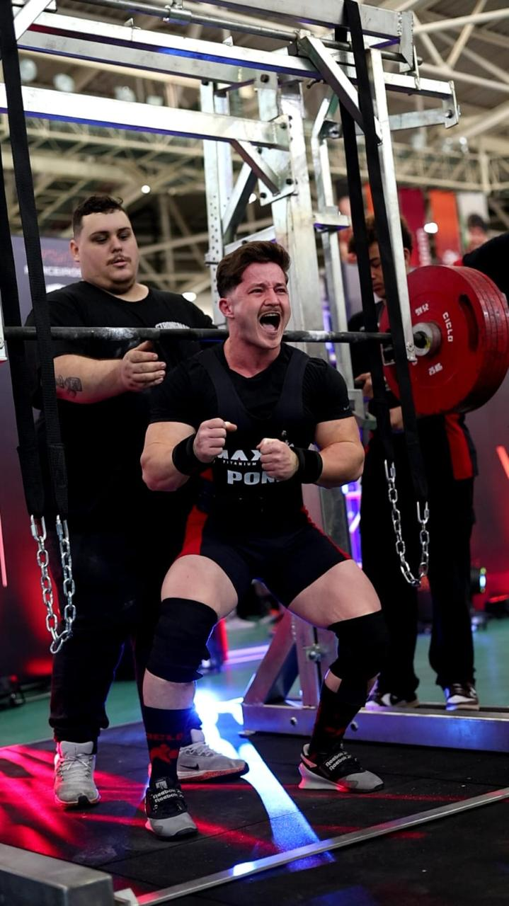 Ponin squat intenso com grito de vitoria