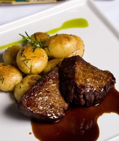 Ribeye com redução de vinho tinto e batatas ao alecrim