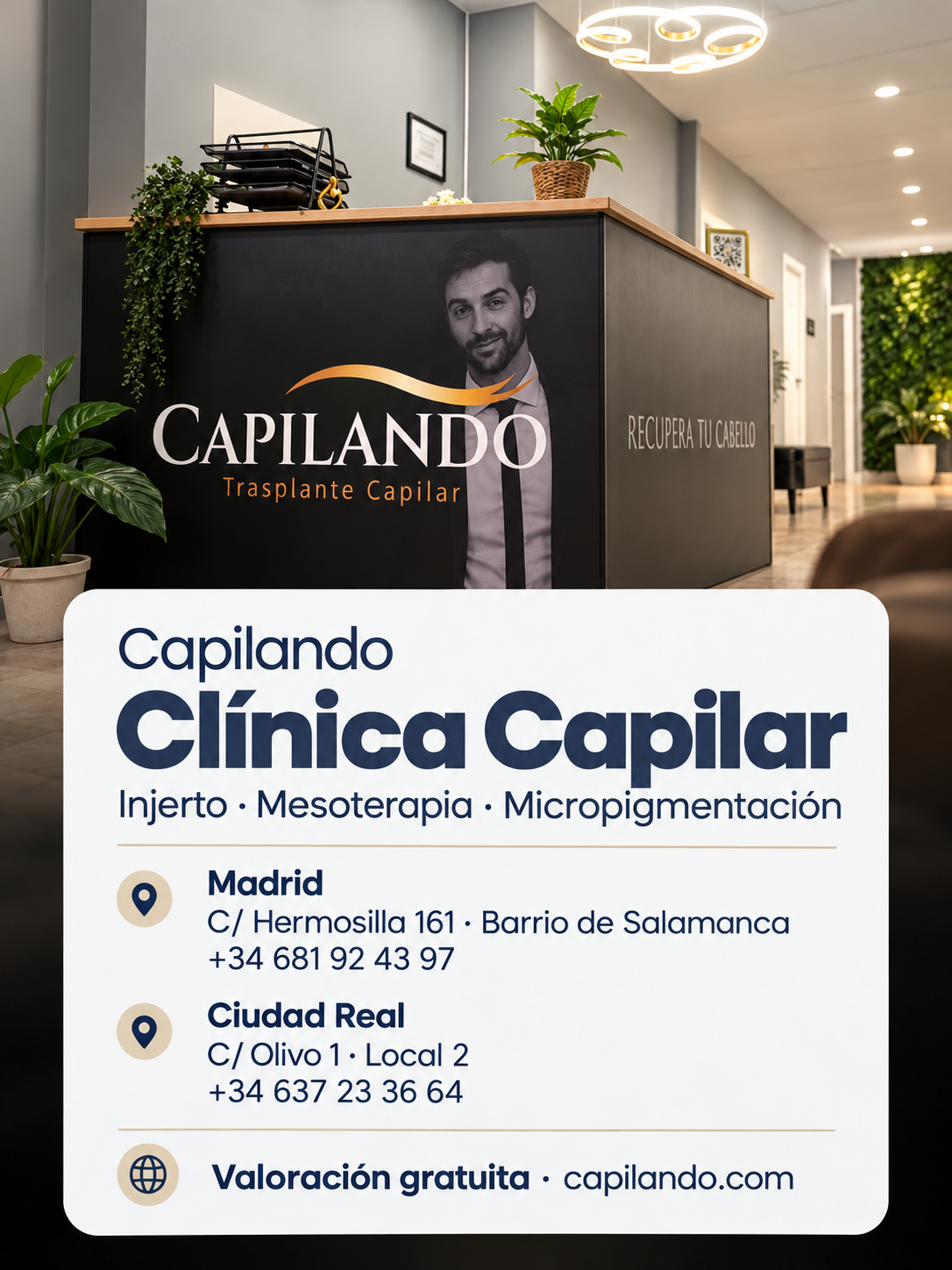 Recepción de la clínica Capilando con mostrador, plantas y sala de espera.