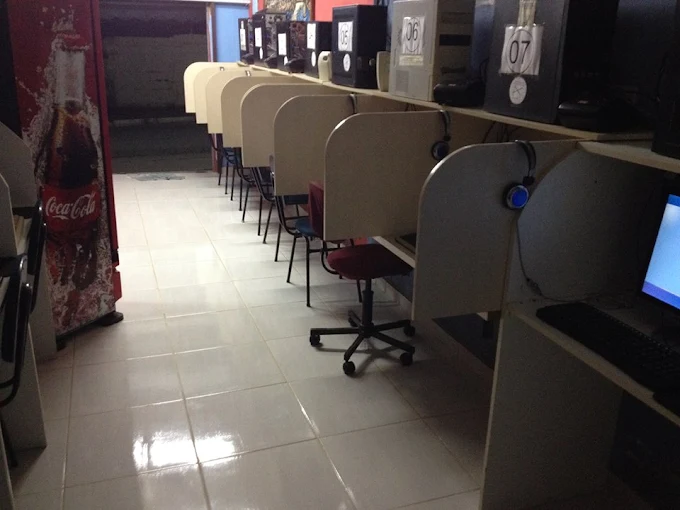 Estações de computadores numeradas com divisórias