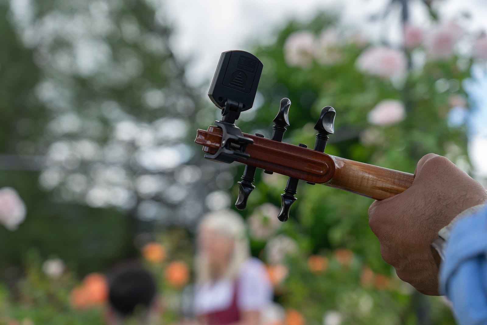 Violine im Vordergrund bei einem Open-Air-Event