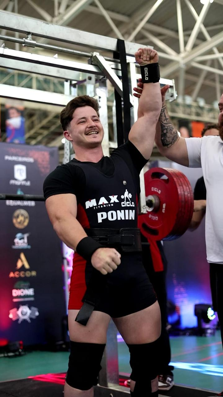 Ponin celebrando vitória com patrocinadores Max Titanium e Ciclo