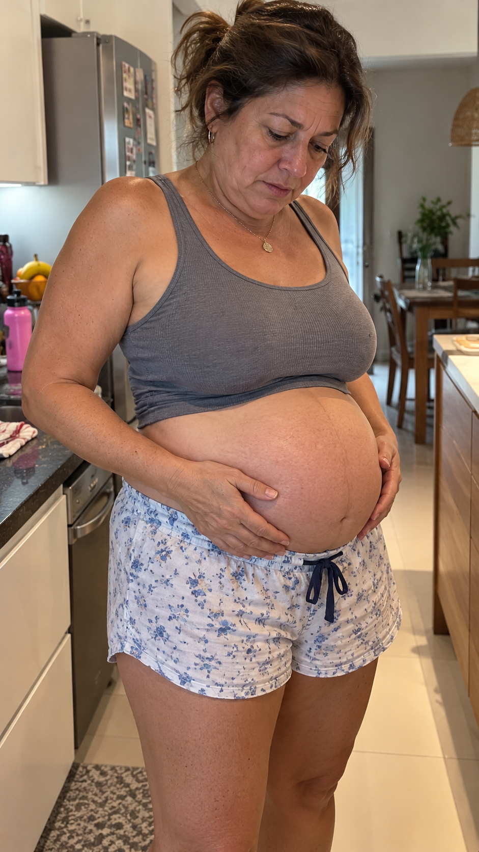 Rosana antes: foto na cozinha mostrando a barriga