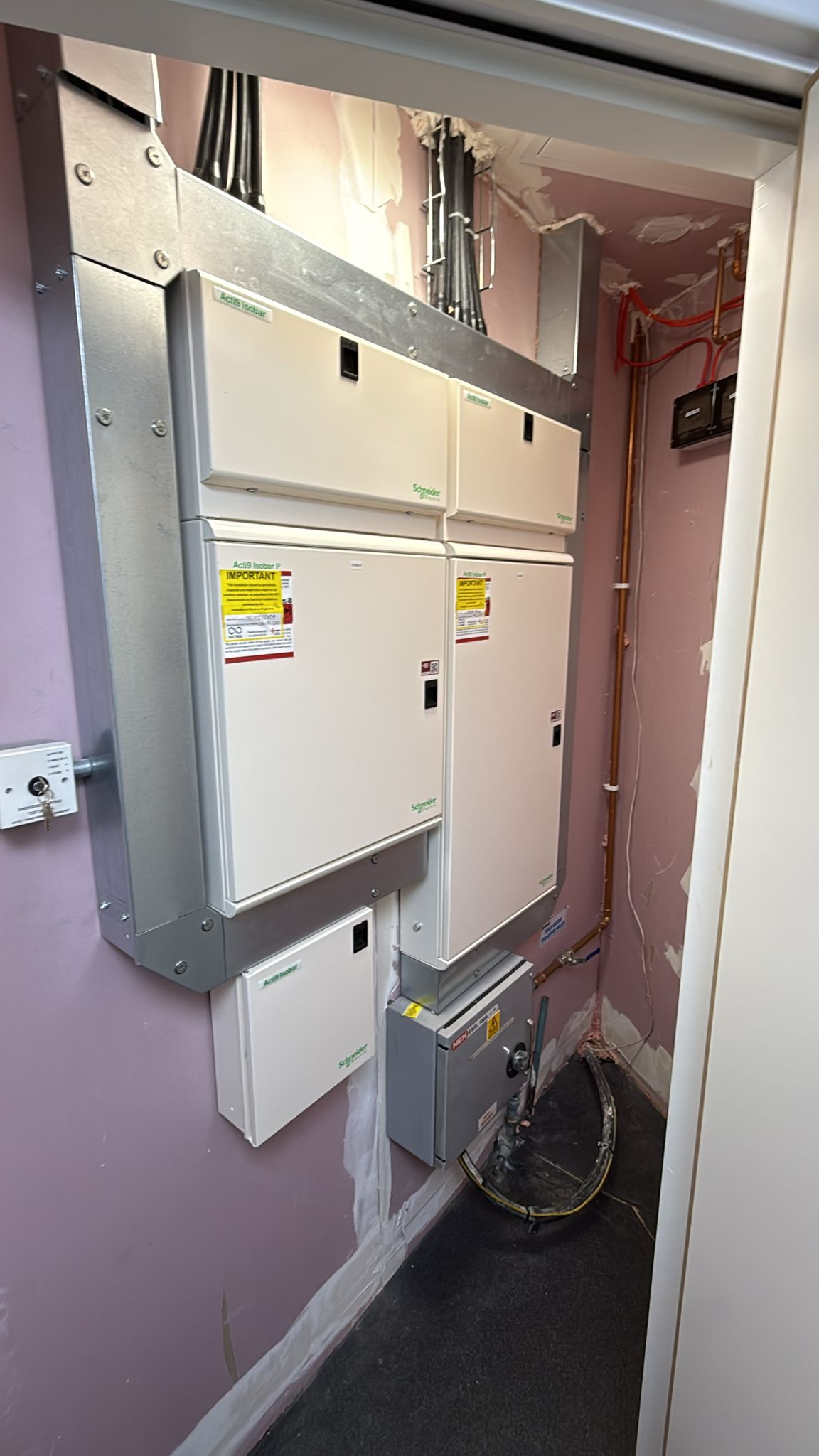 Professional 3-phase electrical board installation