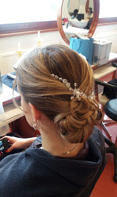 Seitliche Ansicht einer eleganten Hochsteckfrisur mit floralem Kristallhaarschmuck