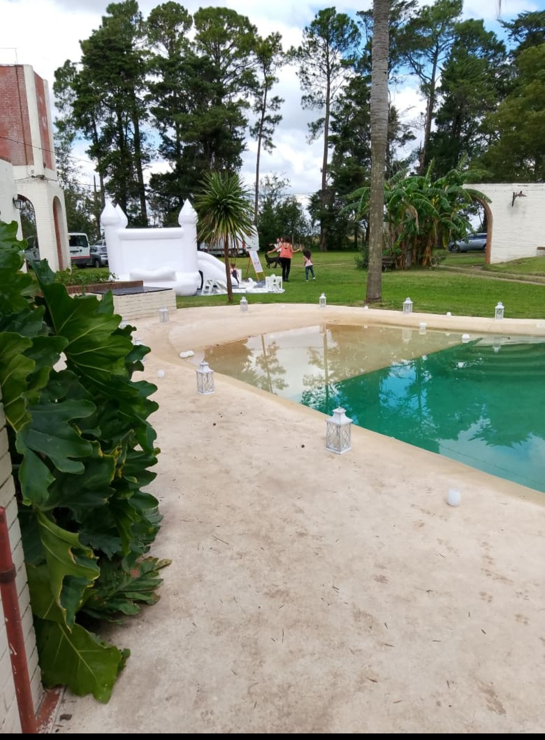Área de piscina con castillo inflable