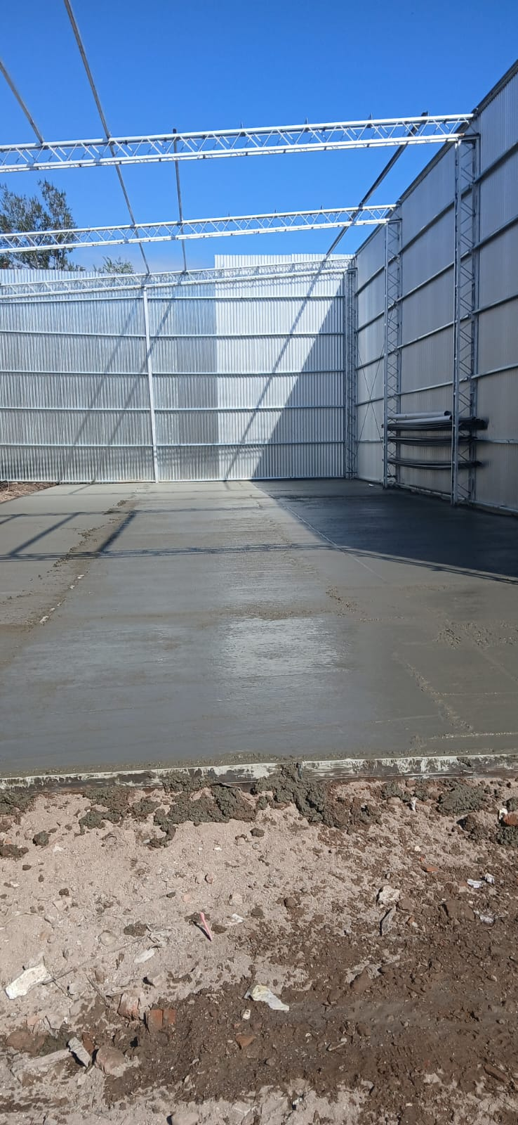 Galpón en construcción con piso de cemento
