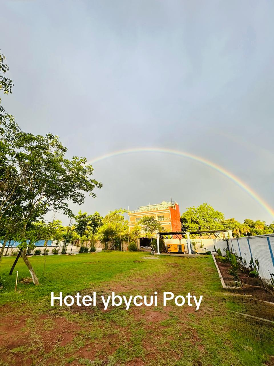 Arcoíris sobre el hotel