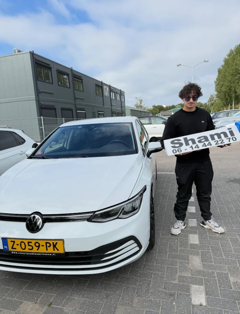 Leerling blij geslaagd bij rijschool Shami Zaandam